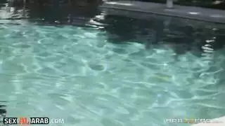 خيانة في الخارج: سمراء تركب قضيبًا بجانب المسبح
