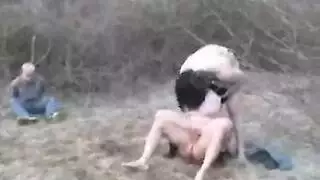  إيلاج مزدوج صادم بينما الزوج يشاهد عاجزًا