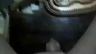 ديلدو ضخم يملأ كسًا محتاجًا بعنف وعمق