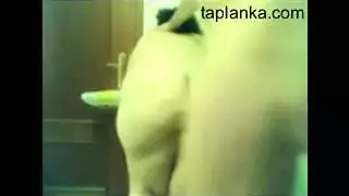 مؤخرة شرقية منحنية تُملأ في جماع إباحي خام