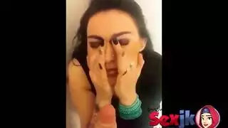 مختنقة ومغطاة: بورنو فموي أرميني صريح