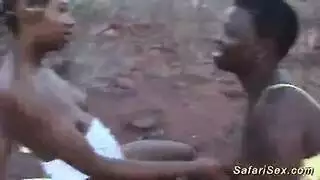 بورن في الغابة: مؤخرة إبوني ساخنة تُركب وتُملأ