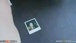 ربة منزل مثيرة تخون زوجها من أجل جماع جماعي