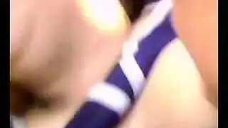 دمية عربية منحنية تدمرها سلسلة من الشباب