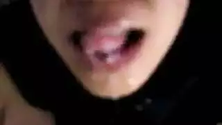 عاهرة محجبة تمارس الجنس في فتحتها الضيقة بقضيب صناعي