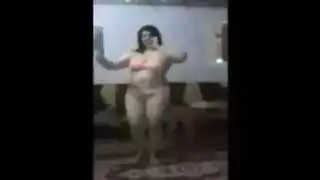 عاهرة قذرة بجسم مثير في فيلم جنس صريح وشفط قوي