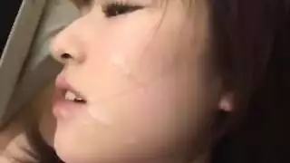 بنت ضيقة تأخذ عمود ضخم