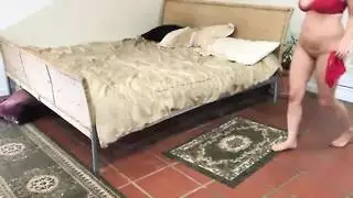 محاصرة تحت المرتبة: مشهد إباحي مع امرأة ناضجة مغرية