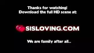 اُضبطت تشاهد الإباحية أمام أخيها، فاشتعلت رغبتها وأخذت قضيبه الصلب