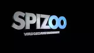 حركة سحاقية صريحة: ميلفان ساخنتان تمصان الأثداء وتقاطعان