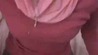 عاهرة محجبة تمدد كسها الضيق بزبر نابض