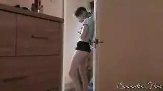 فتاة صغيرة تحك بظرها بينما أبيها يمرر يده على عموده الكبير
