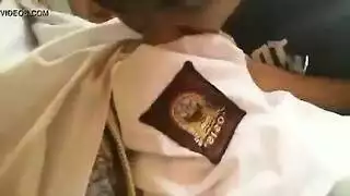 شريط جنسي مسرب في السيارة: رجل ناضج يمص صدر زوجته بإثارة