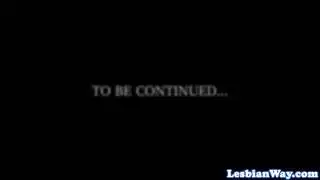 تلقين سمراء متلوية قضيبًا عميقًا حتى تبلغ الذروة