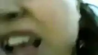 احس في كسها وهي تصرخ وي تقول مش قدرة تقول حرام عليك قفي