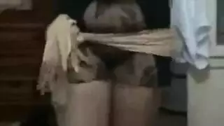 ترقص مثل العاهرة ثم تمارس الجنس مع نفسها بلعبة