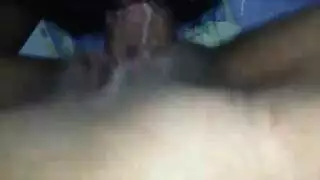 تسجيل حميمي: حركة الزوجة الفردية الحارة تؤدي إلى جماع زوجي بطيء ومثير
