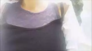 متعة خارجية إكس إكس إكس: فتاة أجنبية تتبول وتعرض فرجها العاري