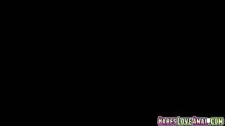 حبيب بقضيب ضخم يكسر كس صديقته في منزلها الفارغ