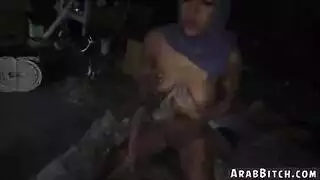 فتاة عربية محجبة ذات شعر كثيف تئن أثناء وضعية كلابي قاسية