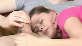 أخت صغيرة تئن بينما يوسع قضيب أخها كسها