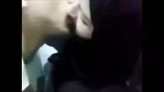 عاهرة محجبة مصرية تمص وتركب في فيلم إباحي