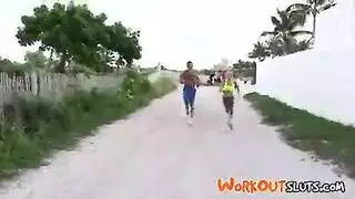 الفتاة اللائقة المجاورة تمارس الجنس مع جارها في أوضاع بورنو صريحة