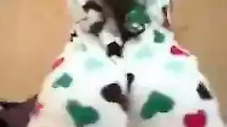 جلسة مريم الخاصة على الكاميرا: إظهار الثديين لعشيقها عبر الإنترنت