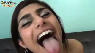مايا خليفة مع شخصين