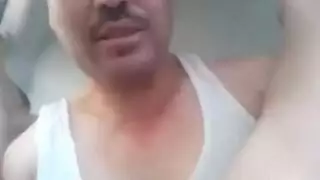 شاب عربي ساخن يقدم جماعاً شرجياً قاسياً ومتعرقاً لجارته