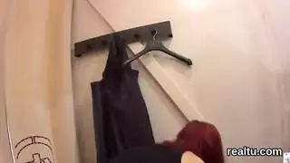 تم اعتقال الجميلة ومارست الجنس الجماعي القوي في السيارة ثم الفندق مع سيدة ناضجة ملكة