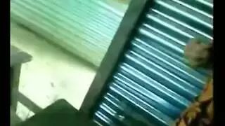عرض جنس مباشر: عارضة كاميرا ويب عربية تمارس الجنس