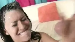 امرأة سمراء ممتلئة كريستي ستيفنس تمارس الجنس بقوة مع حارسها الأصلع في غرفة النوم