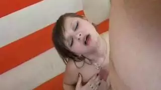 فنانة مثيرة تمص وتنيك في الحصة الأولى بشقتها