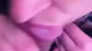 ‫إباحية لزوجين محبين: صديقة محجبة تستمع بإعطاء مص وعناق‬