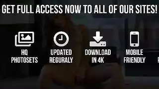 فتاة ذات صدر كبير تتباهى بثدييها وتداعب فرجها