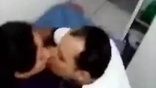 السكرتيرة تفتح ساقيها للعب منفرد بالألعاب والأصابع