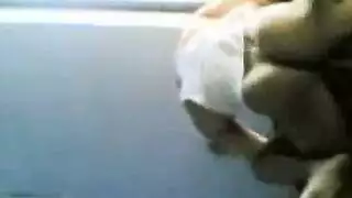 كيشا تحصل على المتعة من طائرتها الورقية