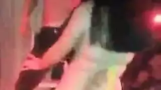 المداعبة التقبيلية تتحول إلى مضاجعة مكثفة بين صديق وصديقته