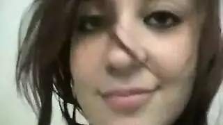 لعب بالعبة على المكتب يجعل السمراء جاهزة لجنس في السيارة يستحق الأفلام الإباحية