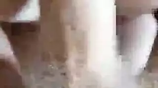 شقراء هاوية سيئة الحظ تلتهم قضيبًا أسودًا عملاقًا