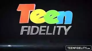 مشهد شرجي إباحي: شاب مقوي يسيطر على قحبتين ساخنتين