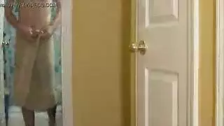 شقراء ناضجة تشتهي قضيب ابن زوجها الصلب وتُملأ