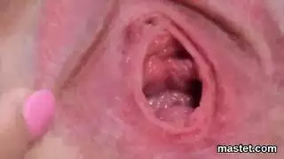 جميلة سمراء تتوسل لقضيب كبير