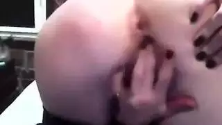 سمراء جاهزة للإباحية تخلع سراويلها الداخلية والأشرطة للعمل