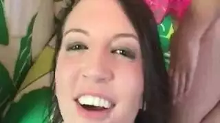 سمراء شقية تبلع القضيب وتبتلع في مشهد إباحي صريح