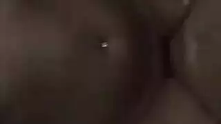 طالبة شقراء ساخنة تملأ مهبلها الضيق بقضيب اصطناعي مزدوج، تئن وتداعب حلمتي ثدييها