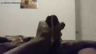 الديك الأسود أسفل حلقها