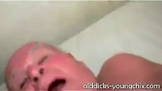 عجوز يهنيك بنت