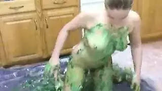 مداعبة شرجية خشنة في فيلم إباحي